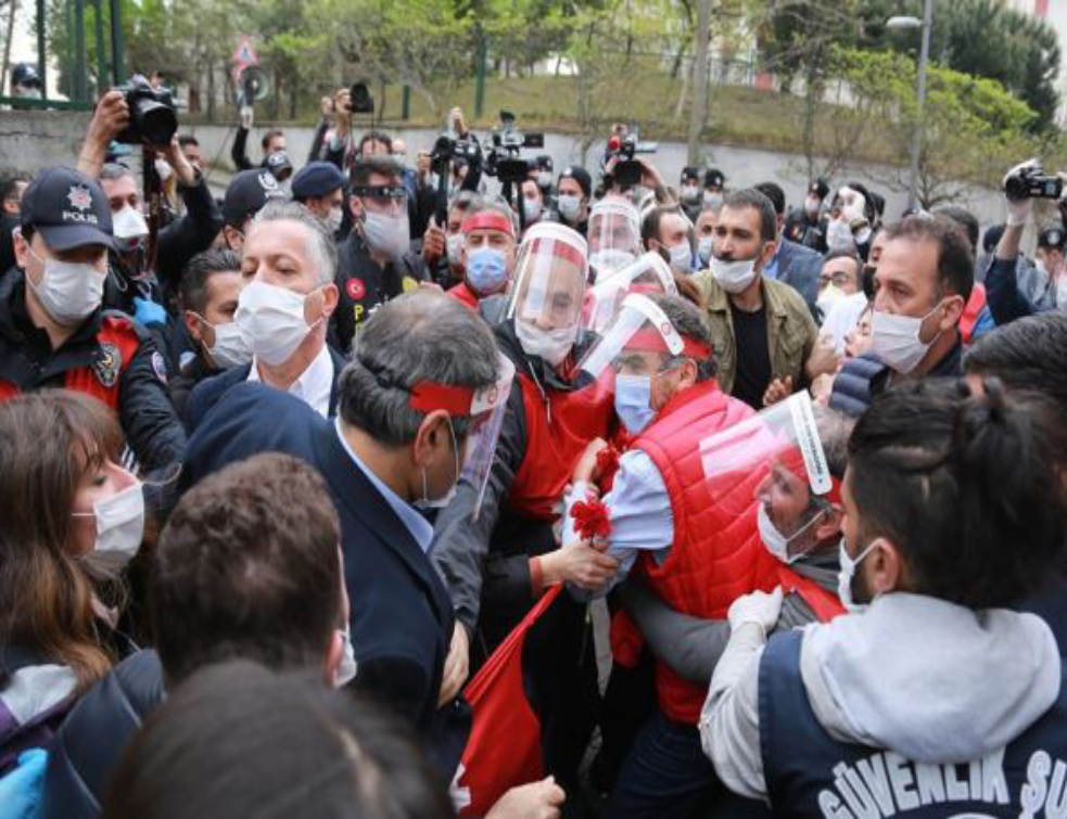 Istanbulski <span style='color:red;'><b>uranak</b></span>: Demonstracije u vreme policijskog časa (FOTO)